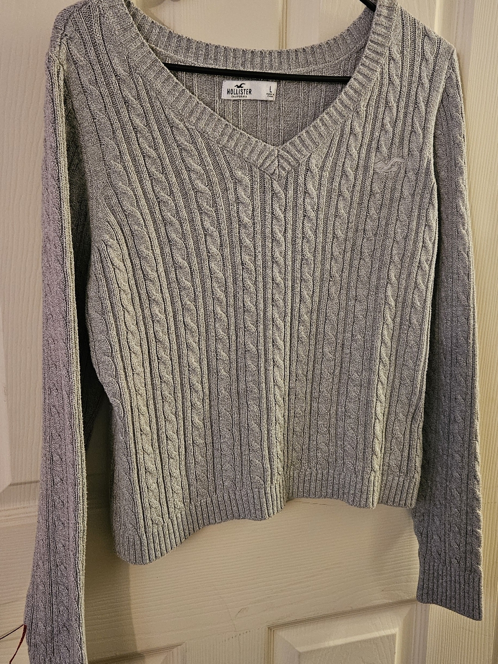 Hollister Light Gray Cable Knit V‑Neck Sweater